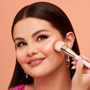 Rare Beauty Soft Pinch Luminous Powder Blush - Cheer (Selena's custom shade) - svetliy, teplyy rozoviy yaltiroq rumyana