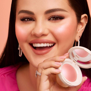 Rare Beauty Soft Pinch Luminous Powder Blush - Cheer (Selena's custom shade) - svetliy, teplyy rozoviy yaltiroq rumyana