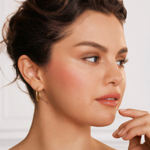 Rare Beauty by Selena Gomez Positive Light Mesmerize suyuq haylayteri