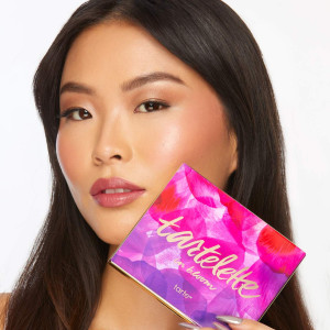 Палетка теней tarte Tartelette™ In Bloom Clay Eyeshadow Palette