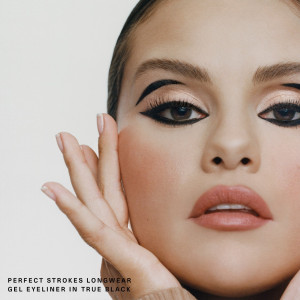 Водостойкий гелевый карандаш для глаз Rare Beauty Perfect Strokes Longwear & Waterproof Gel Eyeliner - True Black