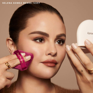 Rare Beauty by Selena Gomez True to Myself Tinted Pressed Talc-Free Finishing Powder - Porcelain talk bo'lmagan pudra