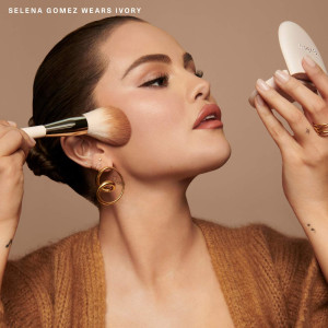 Rare Beauty by Selena Gomez True to Myself Tinted Pressed Talc-Free Finishing Powder - Ivory talksiz pudra