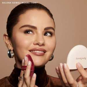 Rare Beauty by Selena Gomez True to Myself Tinted Pressed Talc-Free Finishing Powder - Ivory talksiz pudra