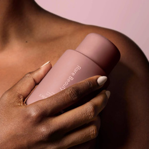 Rare Beauty by Selena Gomez Find Comfort Niacinamide Hydrating Body Lotion namlovchi tana losyoni