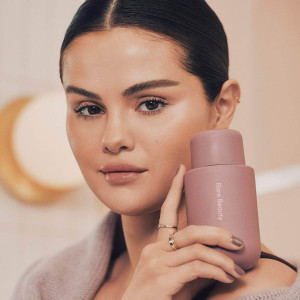 Rare Beauty by Selena Gomez Find Comfort Niacinamide Hydrating Body Lotion namlovchi tana losyoni