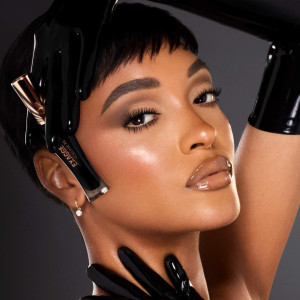 Charlotte Tilbury Exagger-eyes Volumizing and Curling Mascara tush