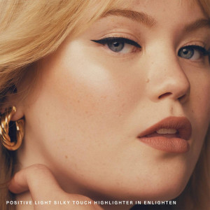 Сухой хайлайтер Rare Beauty by Selena Gomez Positive Light Silky Touch Highlighter - Enlighten