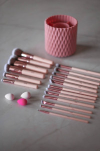 Набор кистей для макияжа с удобным вращающимся держателем Femi Cosmetics - Baby Pink