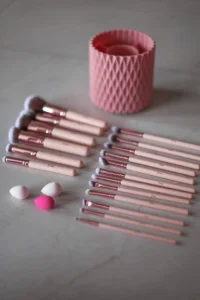 Femi Cosmetics - Baby Pink qulay aylanuvchi ushlagichli makiyaj cho'tkalari to'plami