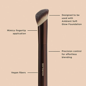 Кисть для нанесения тонального крема Hourglass  Ambient Soft Glow Foundation Brush