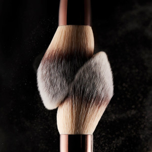 Кисть для пудры Hourglass Veil™ Powder Brush