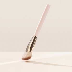 Кисть для румян Rare Beauty by Selena Gomez Soft Pinch Blush Brush