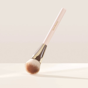 Кисть для румян Rare Beauty by Selena Gomez Soft Pinch Blush Brush