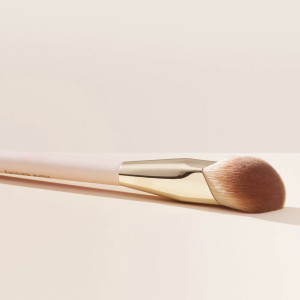 Кисть для нанесения тональной основы Rare Beauty by Selena Gomez Liquid Touch Foundation Brush