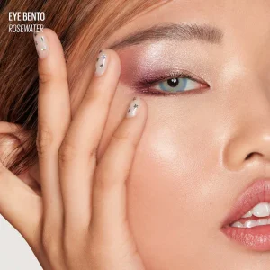 Kaja Eye Bento Bouncy Eyeshadow Trio - Rosewater 01 ko'z tenlari triosi