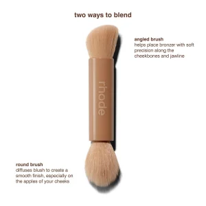 Bronzer va yonoq bo'yog'i uchun ikki tomonlama Rhode Pocket Brush makiyaj cho'tkasi