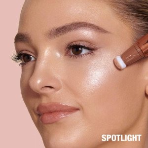 Кремовые румяна-хайлайтер Charlotte Tilbury Beauty Highlighter Wand - Spotlight