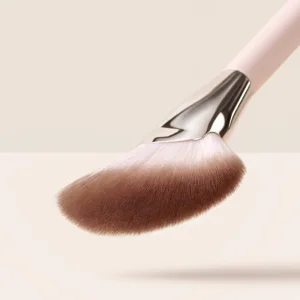 Угловая кисть для пудры Rare Beauty by Selena Gomez Angled Powder Brush