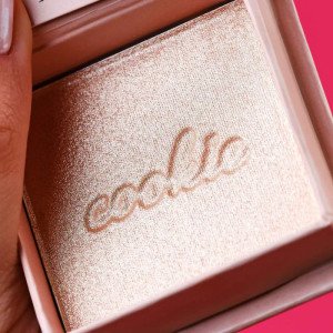 Хайлайтер Benefit Cosmetics Cookie and Tickle Powder Highlighters - Cookie