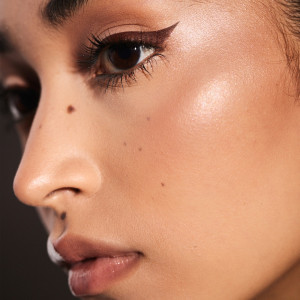 Водостойкая подводка для глаз Fenty Beauty Flyliner Longwear Liquid Eyeliner - In Big Truffle 02