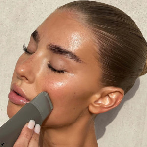 Сыворотка-праймер с ниацинамидом с удобным апликатором-массажером REFY Glow and Sculpt Face Serum Primer with Niacinamide